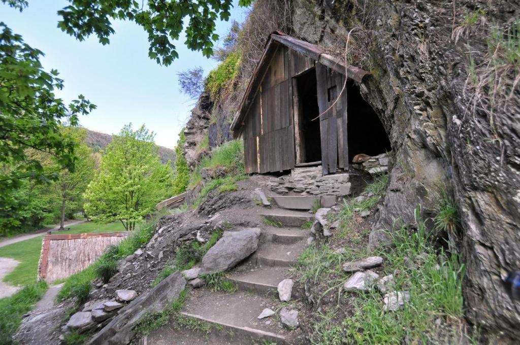 The Arrow Hotel Ароутаун Екстериор снимка