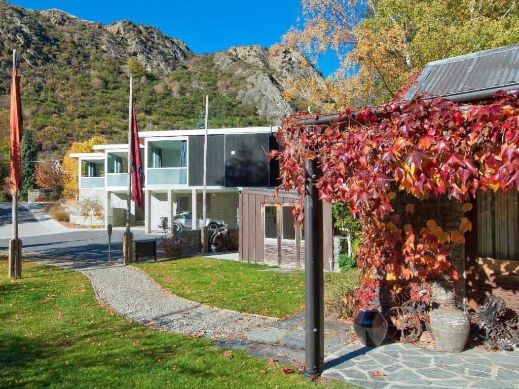 The Arrow Hotel Ароутаун Екстериор снимка
