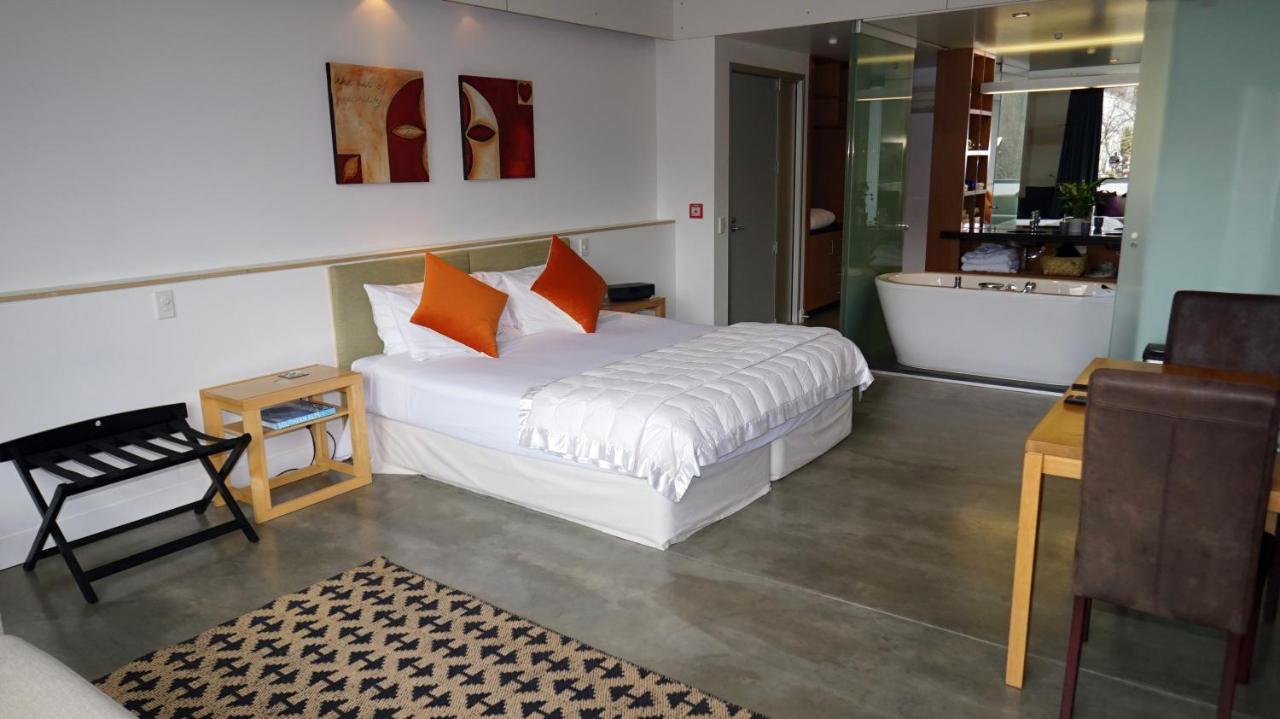 The Arrow Hotel Ароутаун Екстериор снимка