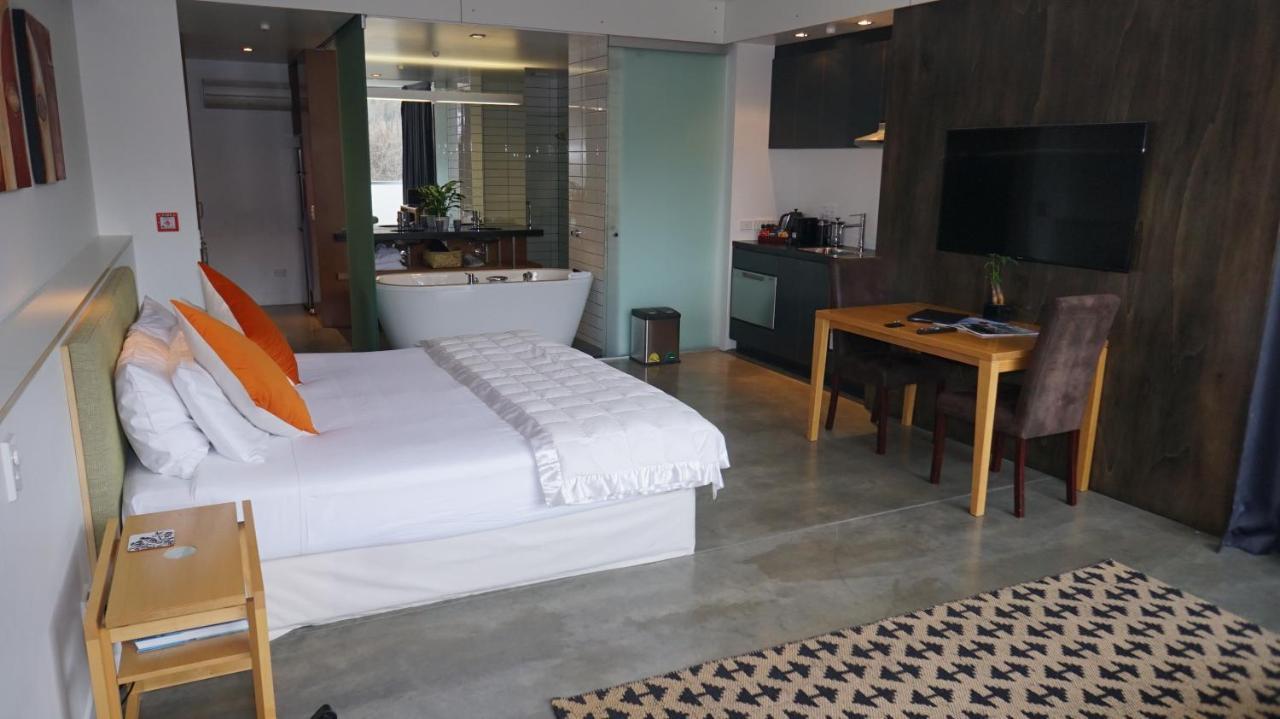 The Arrow Hotel Ароутаун Екстериор снимка