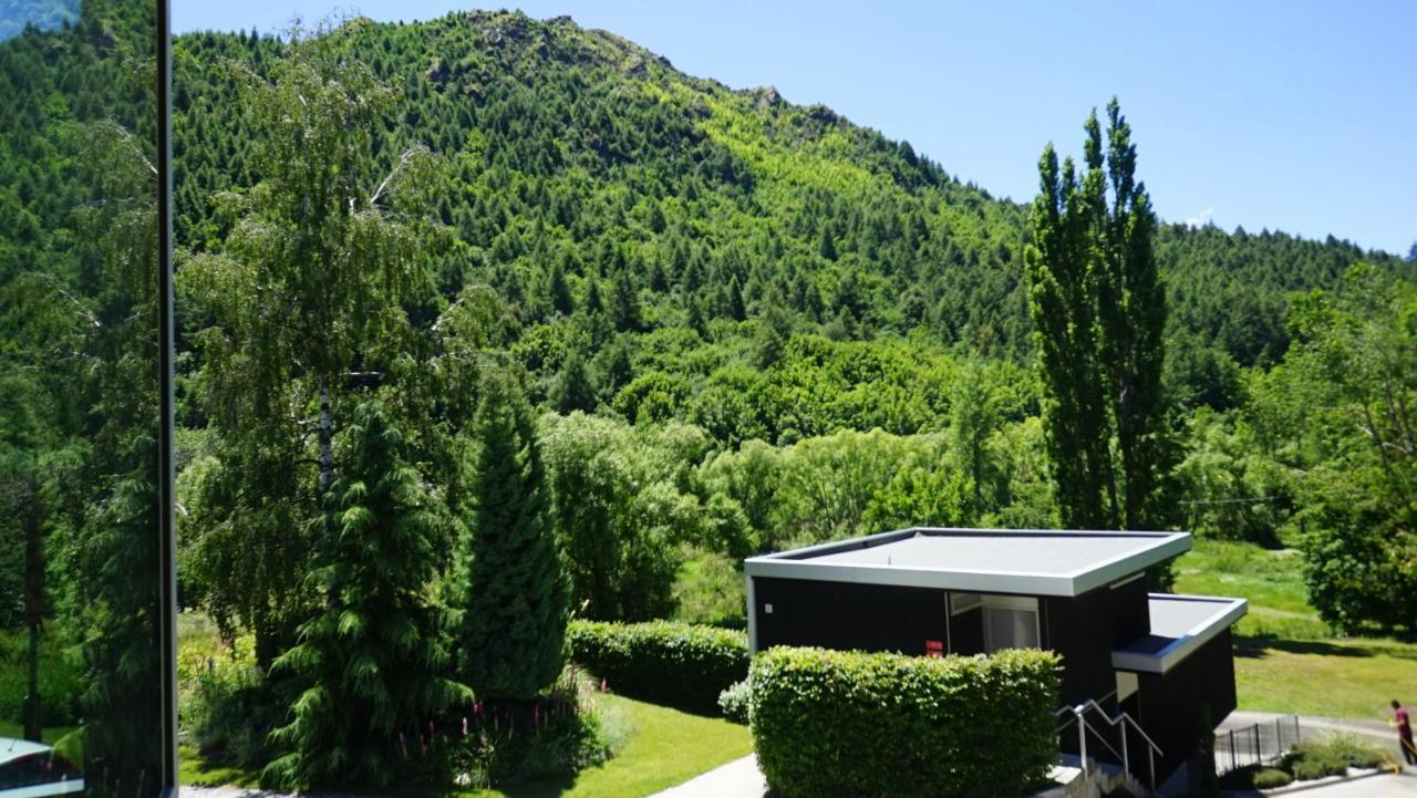 The Arrow Hotel Ароутаун Екстериор снимка