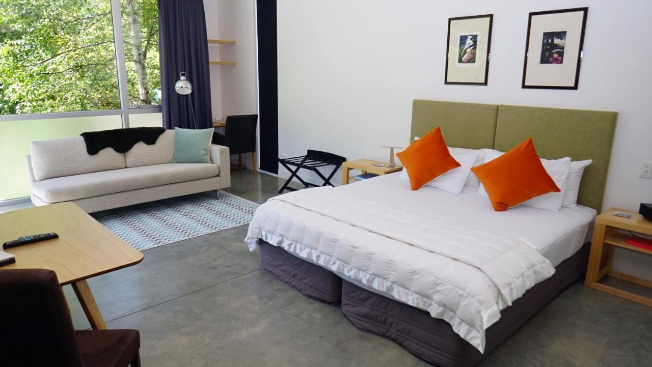 The Arrow Hotel Ароутаун Екстериор снимка