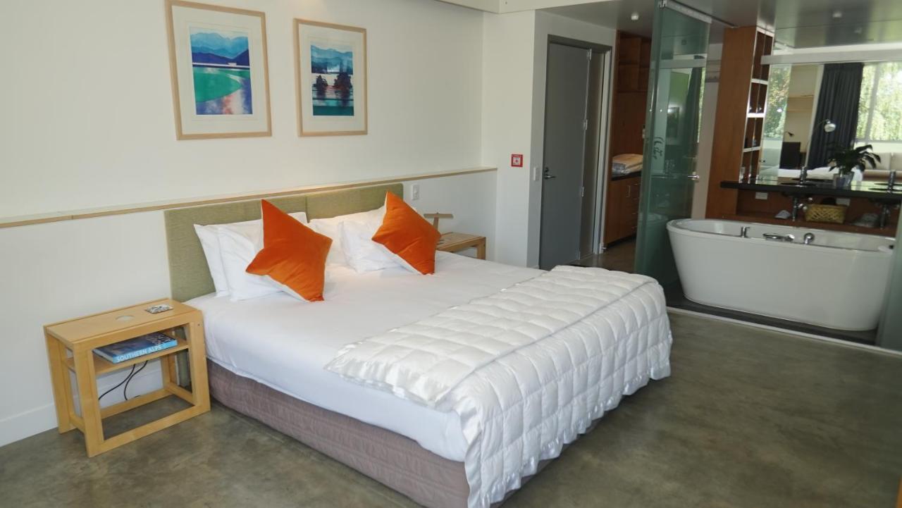 The Arrow Hotel Ароутаун Екстериор снимка