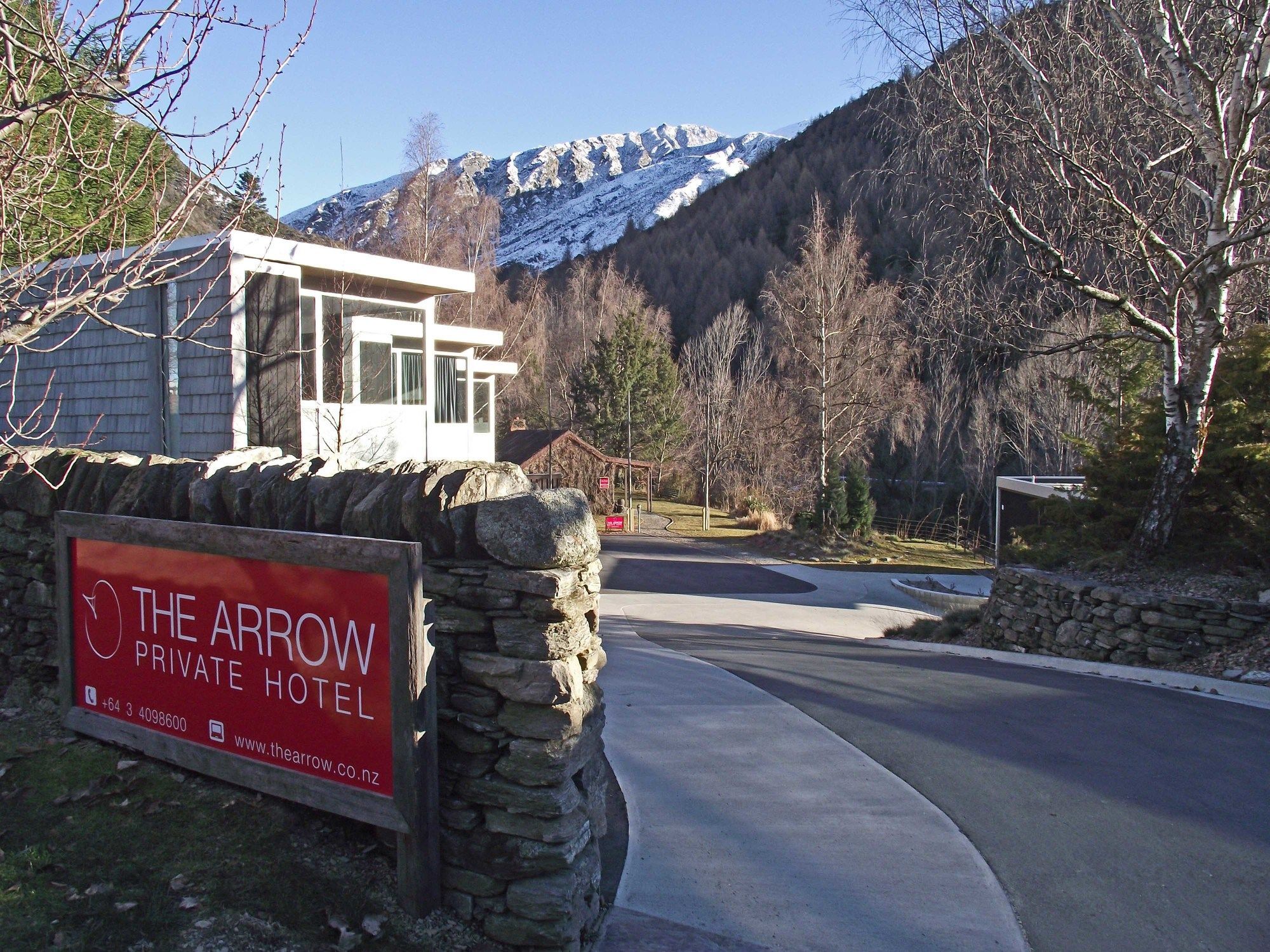 The Arrow Hotel Ароутаун Екстериор снимка